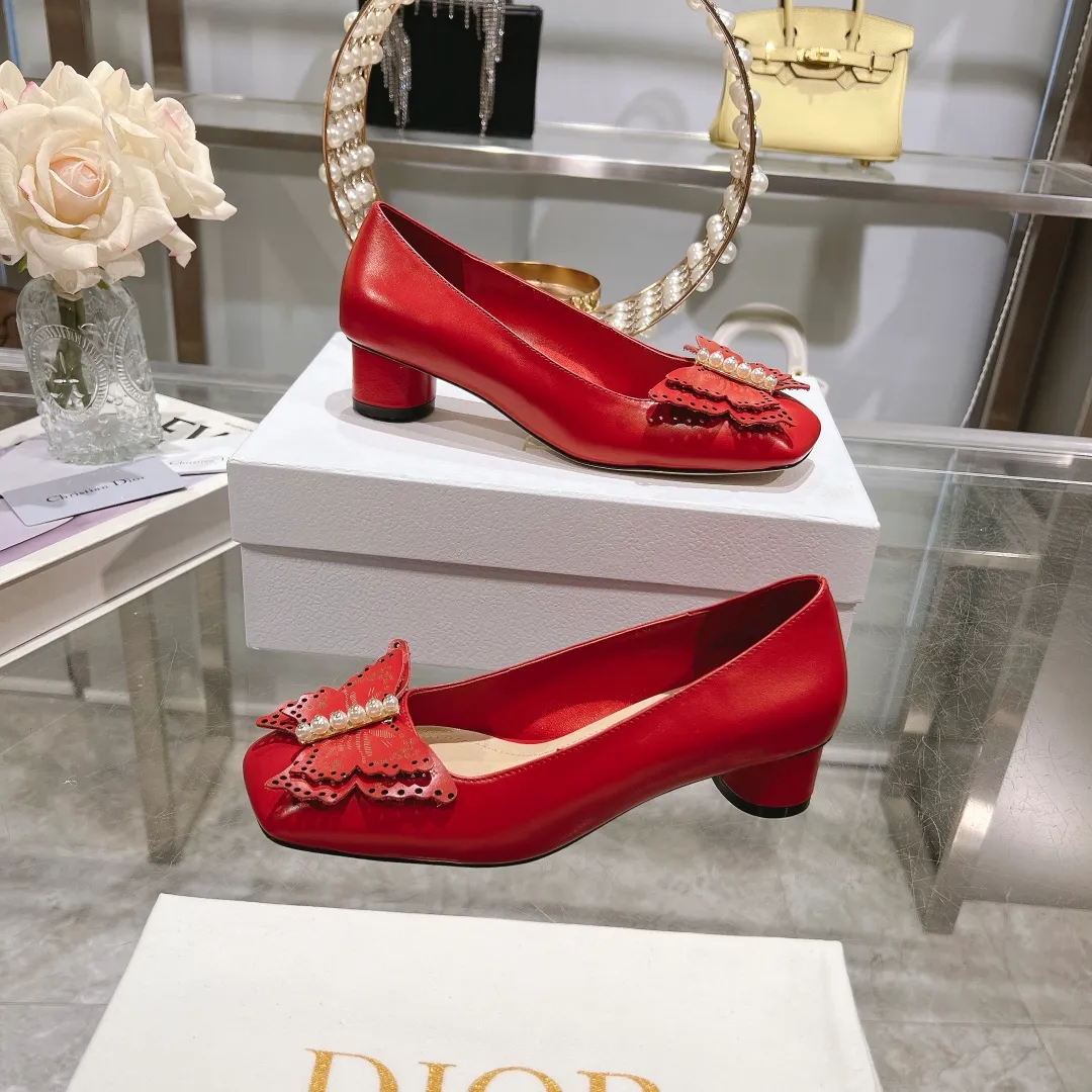 👟👟Ex-factory price 560👟👟 2024 early spring new style ◼️Dior ◼️Dior spring and summer latest fashion show haute couture series sandals Bow Mary Jane ——— Ldylle retro Roman style doll women's sandals CD pearl five metal buckle bow low-heeled women's single shoes Original development top high-end version Material: imported cow patent leather upper + water-dyed sheepskin lining + original molded pearl buckle + Italian genuine leather outsole Size: 34-40 (34.40. Customization is non-refundable and non-exchangeable) Heel height: 4.5cm 8.5cm